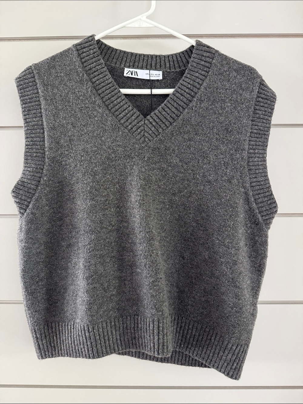 Zara Men's Gray Sleeveless V-Neck Knit Vest